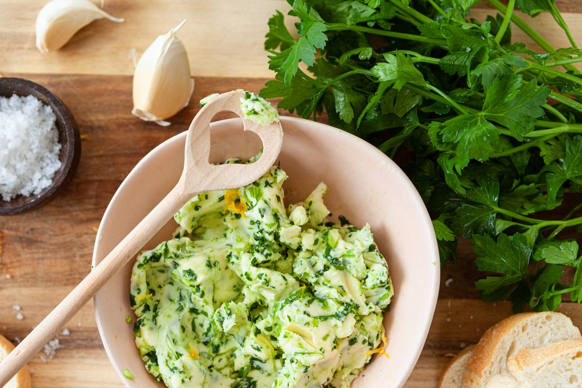 Easy Garlic Herb Butter Recipe for Flavorful Meals